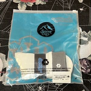 NWT SNOWDAY GRAY/WHITE CASUAL CREW SOCKS ONE SIZE